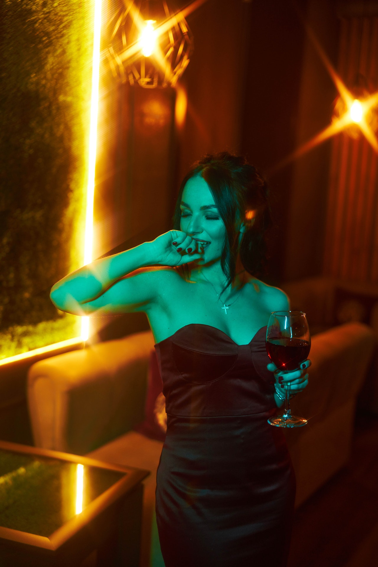 mujer-festivo-alcohol-barra_1280_1919