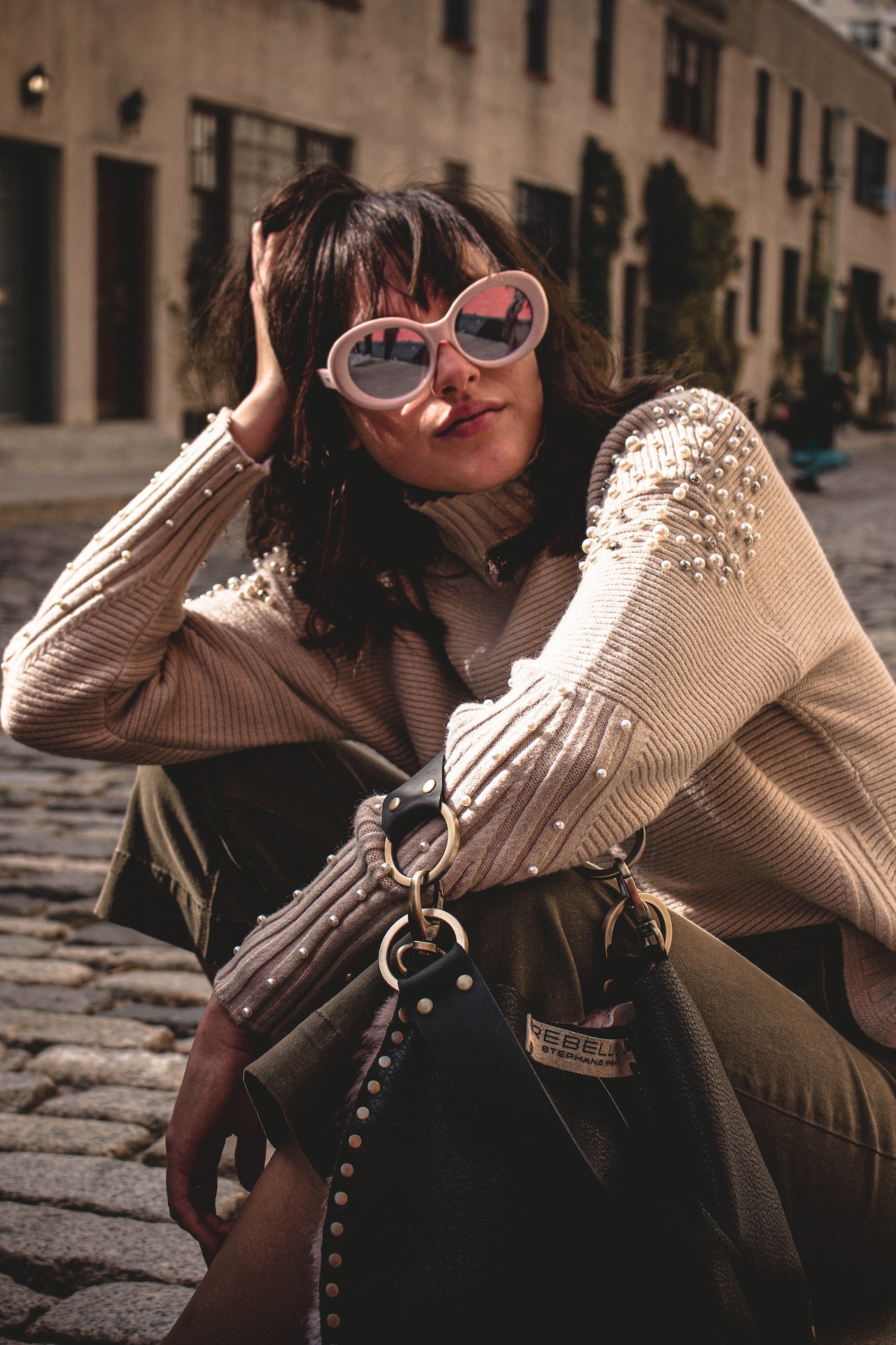 mujer-sosteniendo-su-cabeza_1280_1920