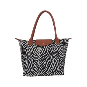 Bolso tote cebra animal print blanco y negro con solapa marrón y asas al hombro.