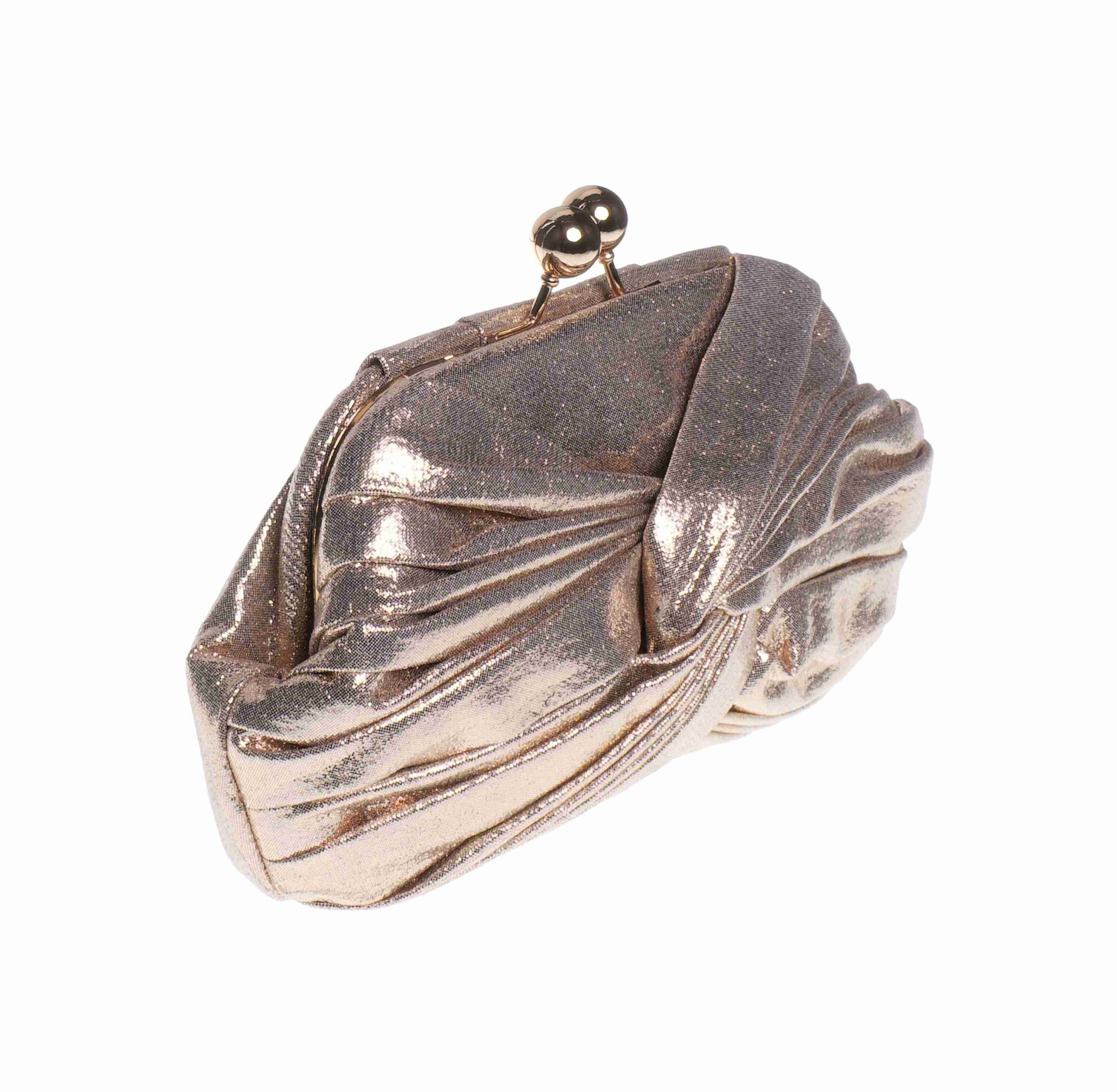 Clutch dorado elegante con cadena larga desmontable